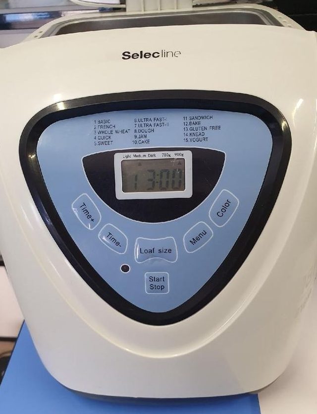 Хлебопечка Selecline BM1250C: белый корпус и панель управления с 15 программами